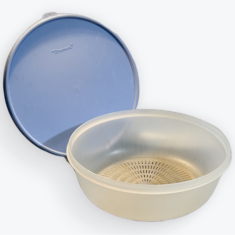 Desirable Wedgewood Blue Lidded Vintage Tupperware Clear Colander Strainer